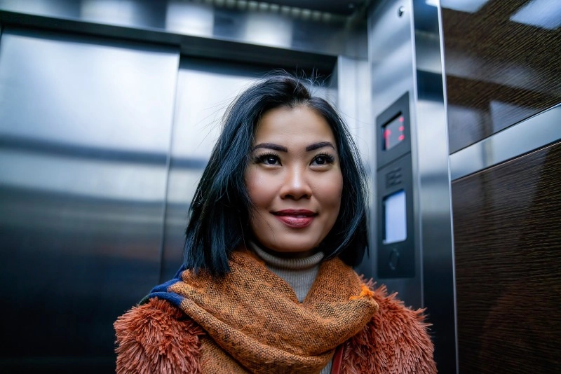 kobieta w windzie